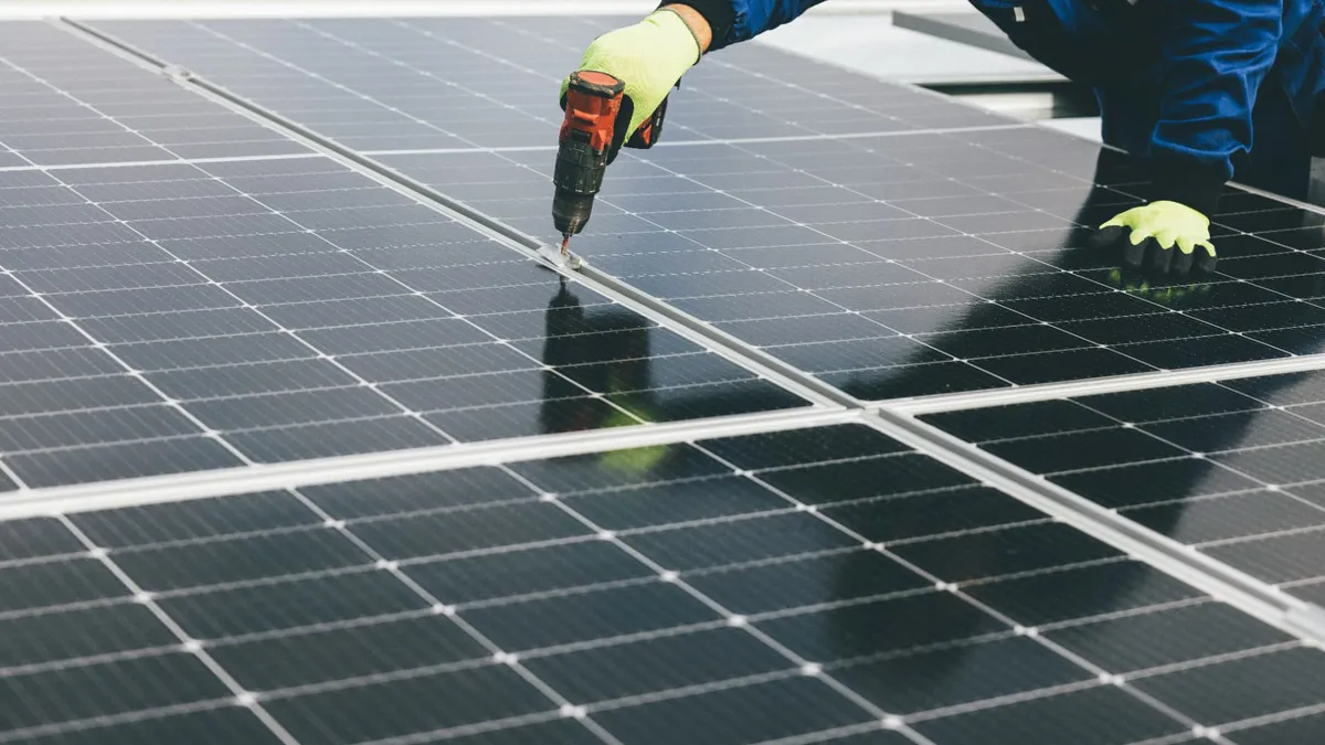 Técnico instalando placas solares en un tejado