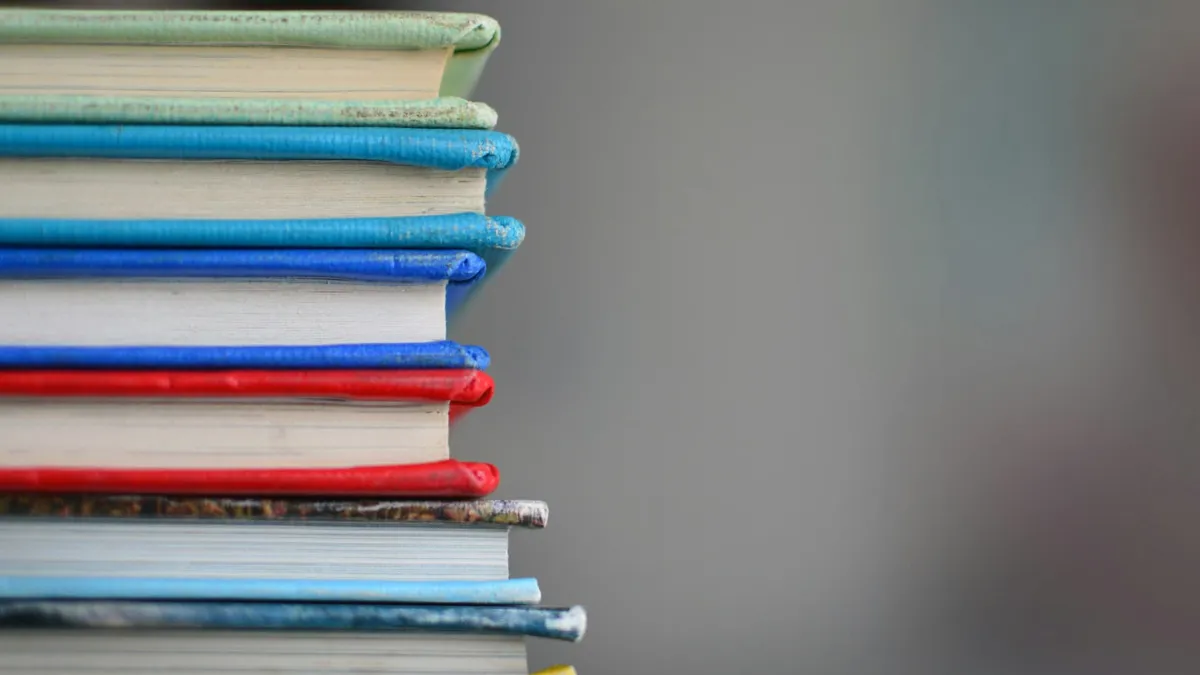 Pila de libros de colores