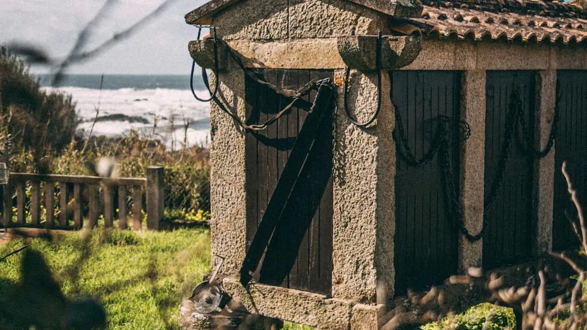 Hórreo de piedra junto a la costa gallega