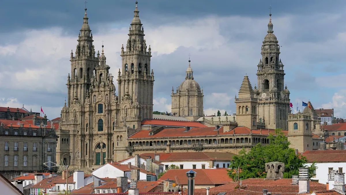 Catedral de Santiago de Compostela sobre los tejados