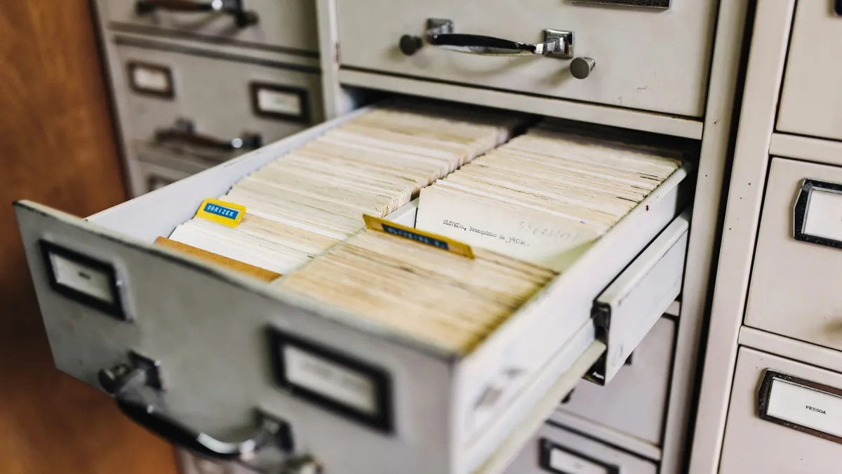 Archivador metálico abierto con fichas